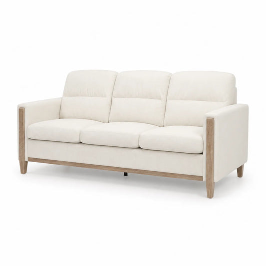 Sofá de tres plazas beige con estructura de roble